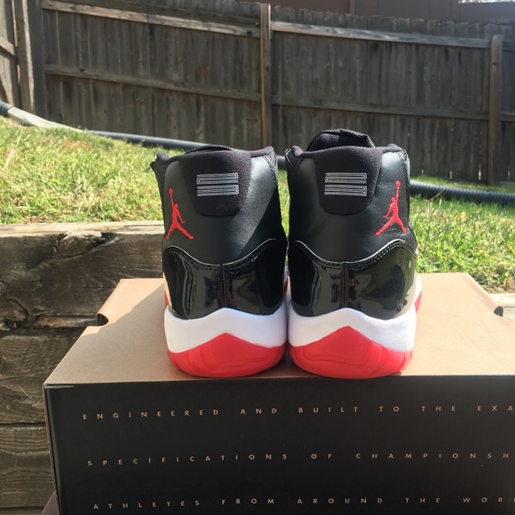 Jordan 11 Playoff Bred Size 10.5 - Picture 5 of 7
